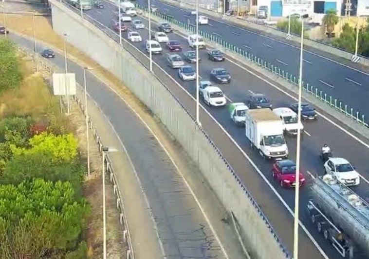 Más de 30 kilómetros de atascos en los accesos a Valencia en la mañana de este jueves